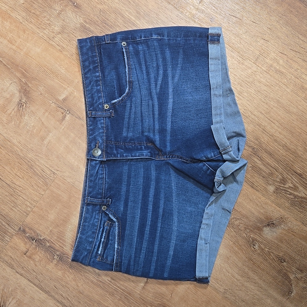 Time & Tru Blue Wash 16 Denim Jean Shorts